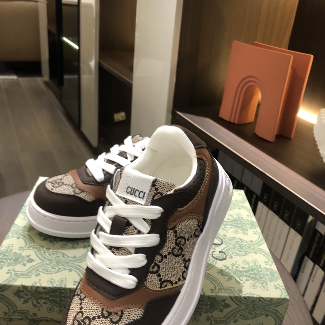 Children's shoes child